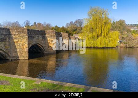 Vista del ponte sul fiume Wye, Bakewell, Peak District National Park, Derbyshire, Inghilterra, Regno Unito, Europa Foto Stock