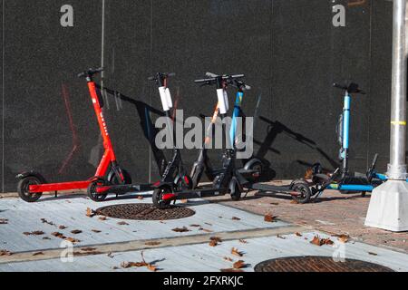 Vari scooter parti scooter sul marciapiede - Washington, DC USA Foto Stock
