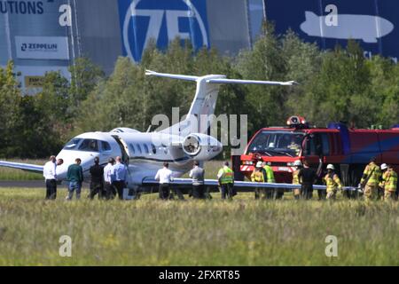 Friedrichshafen, Germania. 27 maggio 2021. Vigili del fuoco e un'asta per motopompa antincendio dell'aeroporto accanto a un jet passeggeri di atterraggio di emergenza. Credit: Felix Kästle/dpa/Alamy Live News Foto Stock