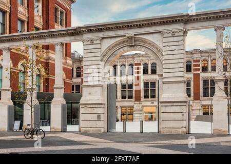 Ingresso al Victoria and Albert Museum, Londra, Kensington, Inghilterra, Regno Unito, con muri danneggiati bomba e segno Foto Stock