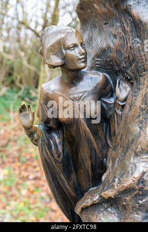 Dettaglio della statua di Peter Pan di Sir George Frampton, Kensington Gardens, Londra, Regno Unito Foto Stock