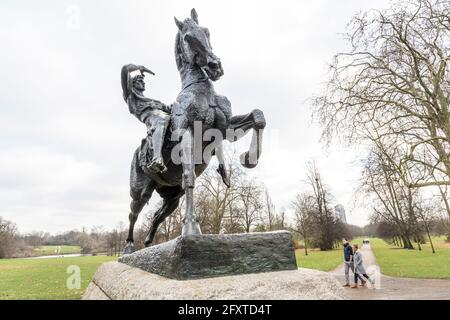 Physical Energy bronzo statua di uomo e cavallo, di George Frederic Watts, Kensington Gardens, Londra, Regno Unito Foto Stock