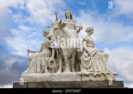 Statua del gruppo Europa di Patrick MacDowell parte dell'Albert Memorial, Kensington Gardens, Londra, Inghilterra, Regno Unito Foto Stock