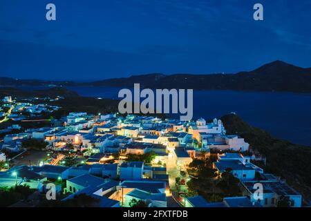 Vista aerea della città greca Plaka in serata. Isola di Milos, Grecia Foto Stock
