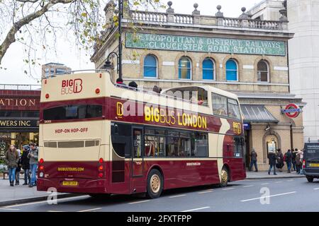 Sali e scendi dal Big Bus alla stazione di Gloucester Road, Londra, Inghilterra, Regno Unito Foto Stock