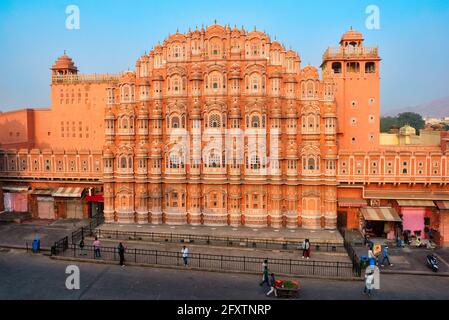 Famoso storico landmak rosa Hawa Mahal Palazzo dei Venti con persone e trasporto. Jaipur, Rajasthan, India Foto Stock