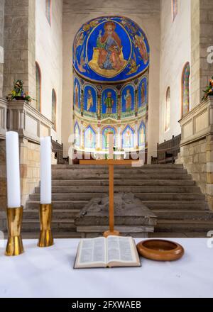 Gernrode, Germania. 22 maggio 2021. L'altare della chiesa collegiata di San Ciriakus a Gernrode. La chiesa è uno dei monumenti architettonici ottoniani più importanti della Germania. Credit: Stefano Nosini/dpa-Zentralbild/ZB/dpa/Alamy Live News Foto Stock