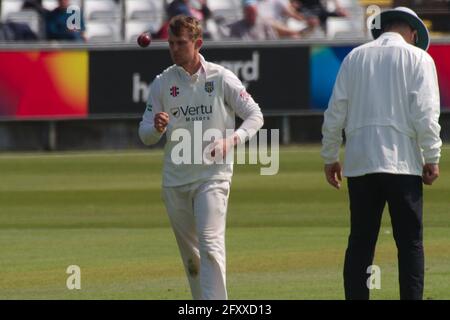 Chester le Street, Inghilterra, 27 maggio 2021. Scott Borthwick, capitano di Durham, lancia la palla verso l'alto, mentre ritorna al suo marchio per ciotare contro Essex durante la partita LV= County Championship Group 1 al Riverside Ground, Chester le Street. Credit: Colin Edwards/Alamy Live News. Foto Stock