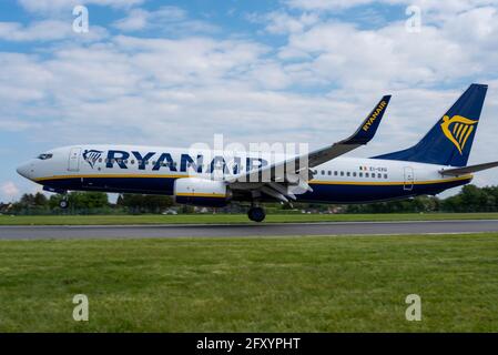 Aeroporto Southend di Londra, Essex, Regno Unito. 27 maggio 2021. A seguito della chiusura della base di easyJet a Southend nell'estate 2020 e della cancellazione dei voli Ryanair dopo l'ultimo servizio effettuato l'8 gennaio di quest'anno, l'aeroporto di Essex è stato privo di voli passeggeri, con gravi ripercussioni finanziarie. Oggi due Ryanair Boeing 737 jet sono sbarcati pronti per la ripresa dei servizi dopo la revoca delle restrizioni di viaggio COVID 19. La prima partenza è prevista per le 06:35 per Alicante, Spagna, il 28 maggio. Il secondo piano è raffigurato atterraggio Foto Stock