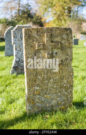 Lapidi delle tombe della famosa famiglia Mitford - Unity Valkyrie Mitford - nel cortile di St Mary's. Chiesa di Swinbrook nel Cotswolds Foto Stock