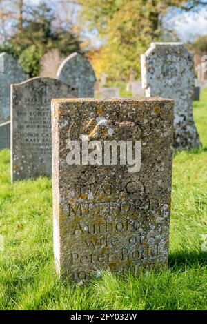 Lapidi delle tombe della famosa famiglia Mitford - Nancy Mitford, autore - nel cortile della Chiesa di Santa Maria a Swinbrook, nelle Cotswolds Foto Stock