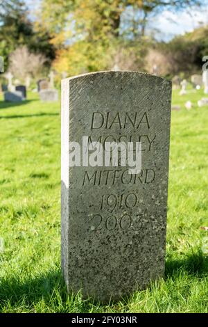 Lapidi di tombe della famosa famiglia Mitford - Diana Mosley (nee Mitford) Moglie di Sir Oswald Mosley madre di Max Mosley in Cantiere Swinbrook Foto Stock