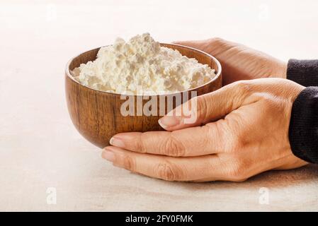 Primo piano della farina di mais nel recipiente di legno Foto Stock