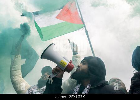 Un manifestante parla di megafono circondato da fumo, protesta contro la Palestina libera, Hyde Park, Londra, 22 maggio 2021 Foto Stock