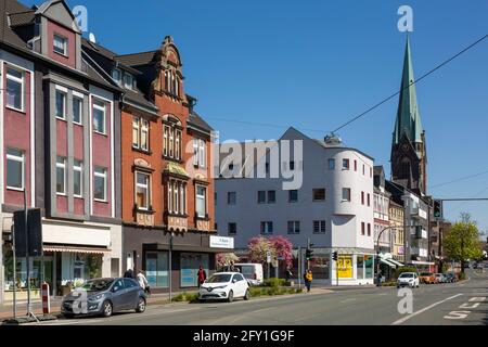 Germania, Oberhausen, Oberhausen-Osterfeld, zona della Ruhr, basso Reno, Renania, Renania Settentrionale-Vestfalia, NRW, case residenziali e edifici commerciali in Bottrper Street, dietro la chiesa parrocchiale cattolica di Saint Pankratius Foto Stock