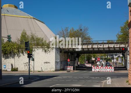 Germania, Oberhausen, Oberhausen-Osterfeld, zona della Ruhr, basso Reno, Renania, Nord Reno-Westfalia, NRW, ponte ferroviario chiamato Osterfeld Mousehole, sito di barriera, dietro la cupola del giardino del Festival Giardino Regionale di NRW nel 1999, OLGA Foto Stock