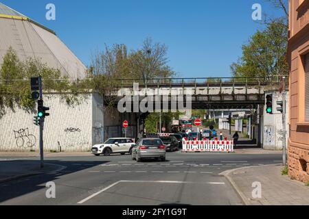 Germania, Oberhausen, Oberhausen-Osterfeld, zona della Ruhr, basso Reno, Renania, Nord Reno-Westfalia, NRW, ponte ferroviario chiamato Osterfeld Mousehole, sito di barriera, dietro la cupola del giardino del Festival Giardino Regionale di NRW nel 1999, OLGA Foto Stock