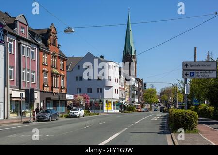 Germania, Oberhausen, Oberhausen-Osterfeld, zona della Ruhr, basso Reno, Renania, Renania Settentrionale-Vestfalia, NRW, case residenziali e edifici commerciali in Bottrper Street, dietro la chiesa parrocchiale cattolica di Saint Pankratius Foto Stock