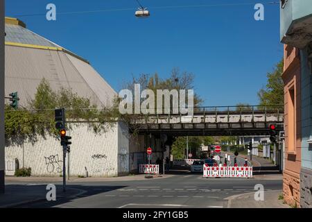 Germania, Oberhausen, Oberhausen-Osterfeld, zona della Ruhr, basso Reno, Renania, Nord Reno-Westfalia, NRW, ponte ferroviario chiamato Osterfeld Mousehole, sito di barriera, dietro la cupola del giardino del Festival Giardino Regionale di NRW nel 1999, OLGA Foto Stock