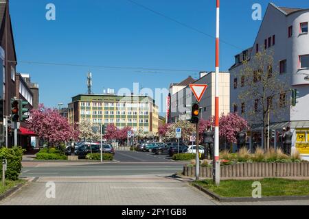 Germania, Oberhausen, Oberhausen-Osterfeld, zona della Ruhr, basso Reno, Renania, Renania Settentrionale-Vestfalia, NRW, vista attraverso la Bottrper Street fino a Gildenstrasse, case residenziali e edifici commerciali Foto Stock