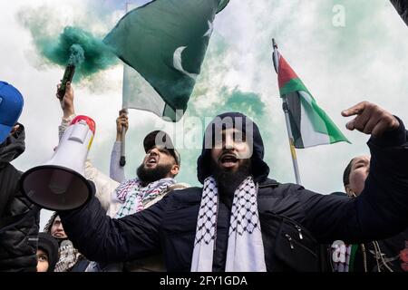 Protesto con un megafono circondato da fumo, protesta contro la Palestina libera, Hyde ParkLondon, 22 maggio 2021 Foto Stock
