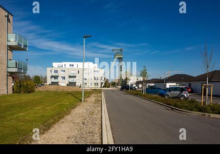 Germania, Oberhausen, Oberhausen-Osterfeld, zona della Ruhr, basso Reno, Renania, Renania Settentrionale-Vestfalia, NRW, area di sviluppo di un complesso abitativo al fusto di sollevamento 3, ex miniera di carbone duro Osterfeld, dietro L'OLGA Garden Dome Foto Stock