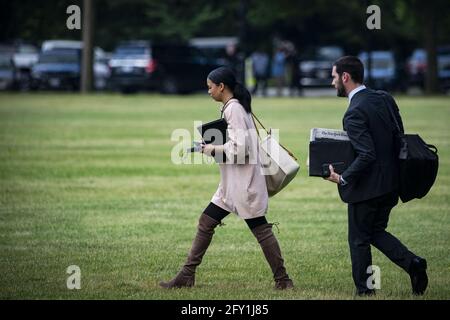 Washington, Stati Uniti. 27 maggio 2021. Ashley Williams, Vice Direttore delle operazioni di Oval Office, e Brian Deese, Direttore del Consiglio economico Nazionale, seguono dietro il Presidente Joe Biden mentre si prepara a lasciare la Casa Bianca a bordo di Marine One in rotta per Cleveland, Ohio, a Washington, DC, giovedì, 27 maggio 2021. Biden è destinato a svelare un budget che vedrebbe la spesa federale salire a 6 trilioni di dollari nel prossimo anno fiscale. Foto di al Drago/UPI Credit: UPI/Alamy Live News Foto Stock