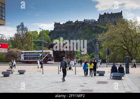 Centro citta', Edimburgo, Scozia, Regno Unito. 27 maggio 2021. Il sole in città incoraggia le persone a uscire e vedere le attrazioni turistiche e rilassarsi con una temperatura di 15 gradi. Foto di famiglia in direzione di Princes Street con il castello che torreggia sopra. Credit: Arch White/Alamy Live News. Foto Stock