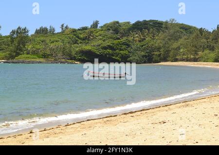 Bella e tranquilla spiaggia di sabbia bianca nel sud del paradiso isola di Mauritius, Oceano Indiano Foto Stock