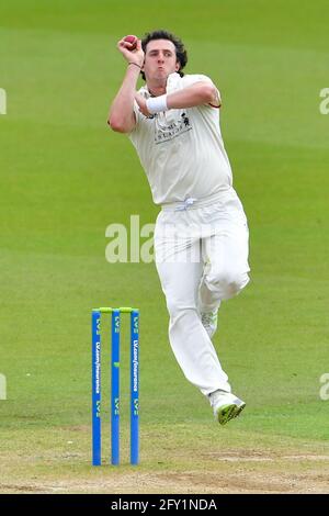 The Kia Oval, Londra, Regno Unito. 27 maggio 2021. Daniel Worrall of Gloucestershire Bowls on Day 1 of the LV=Insurance County Championship match tra Surrey e Gloucestershire: Credit: Ashley Western/Alamy Live News Foto Stock