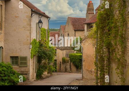 Pittoresco villaggio di Flavigny-sur-Ozerain in Borgogna in Francia Foto Stock