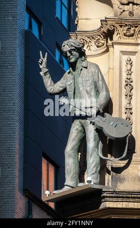 La statua di John Lennon all'angolo della notte dell'Hard Day Hotel a Liverpool Foto Stock