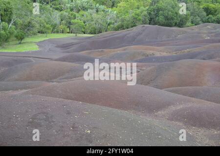 Terra di sette colori sul pianoro centrale tra verdi lussureggianti A Chamarel dall'isola di Mauritius Oceano Indiano Foto Stock