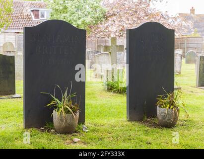 Le lapidi e il luogo di riposo del compositore Benjamin Britten e Peter Pears nel cimitero di San Pietro e Chiesa di San Paolo, Aldeburgh, Suffolk. REGNO UNITO Foto Stock