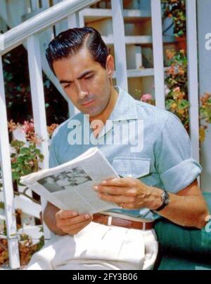 TYRONE POWER (1914-1958) attore cinematografico americano circa 1945 Foto Stock