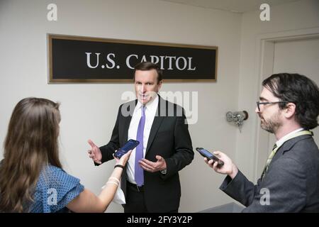 Washington, Stati Uniti. 27 maggio 2021. Il senatore Chris Murphy (D-CT) parla con i giornalisti mentre cammina attraverso la metropolitana del Senato fino al Senato per votare al Campidoglio degli Stati Uniti a Washington, DC giovedì 27 maggio 2021. I senatori voteranno sulle infrastrutture e una commissione del 6 gennaio. Foto di Sarah Silbiger/UPI Credit: UPI/Alamy Live News Foto Stock