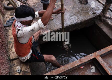 Guwahati, Assam, India. 27 maggio 2021. I pulitori fognari puliscono il fango e la spazzatura da un drenaggio prima della stagione delle alluvioni a Guwahati. Credit: David Talukdar/ZUMA Wire/Alamy Live News Foto Stock