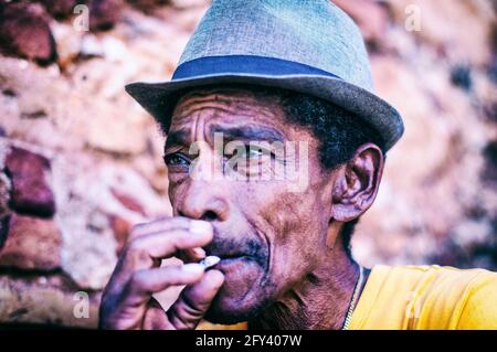 Ritratto dell'uomo anziano nel fumo del cappello. Trinidad, Cuba. Foto Stock