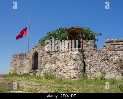 Il Castello di Riva è una fortificazione costiera bizantina situata su una collina dove Riva Creek incontra il Mar Nero a Riva, Beykoz, Istanbul Foto Stock