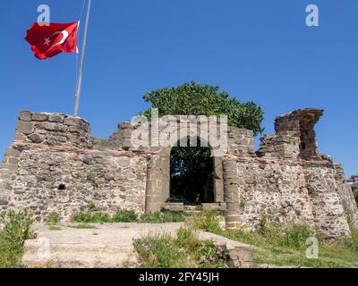 Il Castello di Riva è una fortificazione costiera bizantina situata su una collina dove Riva Creek incontra il Mar Nero a Riva, Beykoz, Istanbul Foto Stock