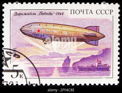 MOSCA, RUSSIA - 31 AGOSTO 2019: Francobollo stampato in Unione Sovietica (Russia) mostra Airship 'Pobedaa', 1944, Aviation serie, circa 1991 Foto Stock