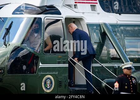 Il presidente degli Stati Uniti Joe Biden si affida a Marine One sull'Ellipse vicino alla Casa Bianca a Washington, DC, Stati Uniti, giovedì 27 maggio, 2021. Biden è destinato a svelare un budget che vedrebbe la spesa federale saltare a 6 trilioni di dollari nel prossimo anno fiscale, con deficit annuali di oltre 1.3 trilioni di dollari nel prossimo decennio, secondo i documenti citati dal New York Times.Credit: Al Drago/Pool via CNP /MediaPunch Foto Stock