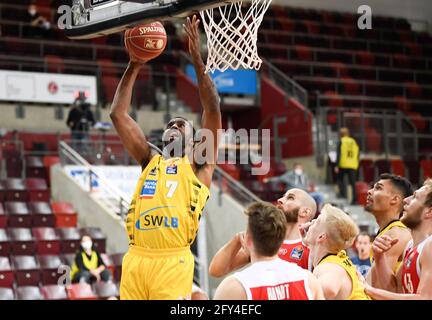 Ludwigsburg, Germania. 27 maggio 2021. Basket: Bundesliga, MHP Riesen Ludwigsburg - Brose Bamberg, Championship Round, Quarterfinals, Matchday 5: James McLean di Ludwigsburg (L) va al basket. Credit: Thomas Kienzle/dpa/Alamy Live News Foto Stock