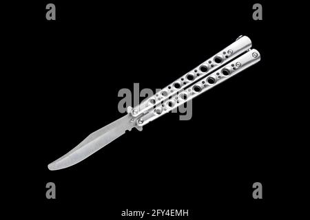 Coltello a farfalla in argento balisong isolato su sfondo nero Foto Stock