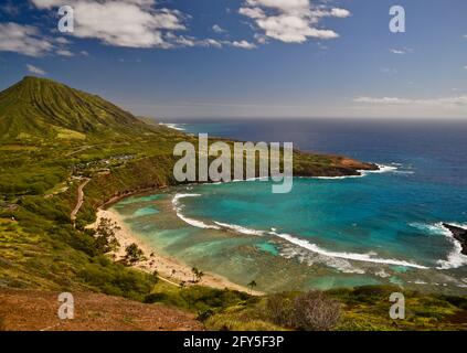 Aereo di calme acque tropicali turchesi e barriera corallina, Hanauma Bay, una destinazione turistica superiore per lo snorkeling nuoto, Oahu, Honolulu, Hawaii, Stati Uniti Foto Stock