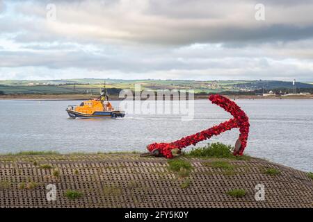 APPLETORE, DEVON, INGHILTERRA - MAGGIO 25 2021: La nave di salvataggio, Royal National Lifeboat Institution si dirige oltre l'Anchor sul Quay. Foto Stock