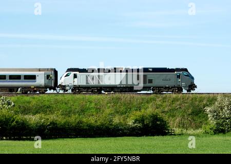 Locomotiva diesel di classe 68 n. 68010 "Oxford Flyer" che alimenta un treno della linea principale Chiltern Railways, vista laterale, Warwickshire, Regno Unito Foto Stock