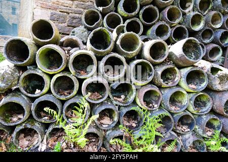 Tubi di argilla accatastati e ricoperti di muschio a Abbeydale Industrial Frazione nella città del South Yorkshire di Sheffield Foto Stock