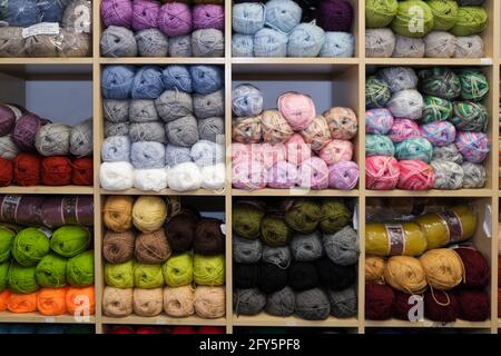 Palle di lana in esposizione e in vendita in a. Negozio specializzato a Sheffield Foto Stock