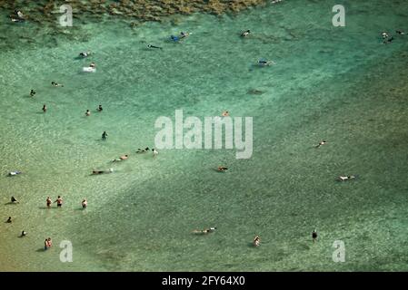 Aereo di calme acque tropicali turchesi e barriera corallina, Hanauma Bay, una destinazione turistica superiore per lo snorkeling nuoto, Oahu, Honolulu, Hawaii, Stati Uniti Foto Stock